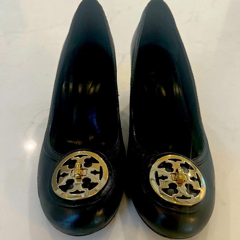 Tory Burch 2.5 inch classic pumps size 9